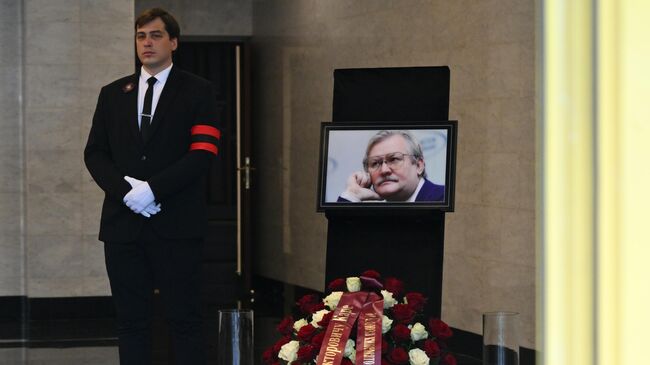 Церемония прощания с кинорежиссером и сценаристом Юрием Карой в Большом траурном зале Центральной клинической больницы № 1 в Москве Церемония прощания с кинорежиссером и сценаристом Юрием Карой в Большом траурном зале Центральной клинической больницы № 1 в Москве