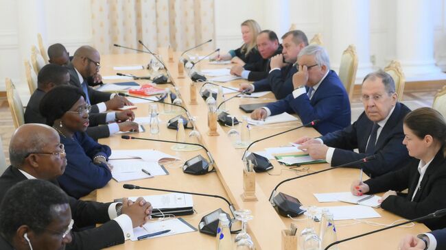 Министр иностранных дел РФ Сергей Лавров и министр иностранных дел Республики Мозамбик Мария душ Сантуш Лукаш во время встречи