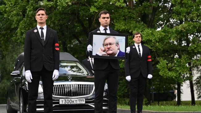 Церемония прощания с кинорежиссером и сценаристом Юрием Карой в Большом траурном зале Центральной клинической больницы № 1 в Москве. 22 июля 2025 Церемония прощания с кинорежиссером и сценаристом Юрием Карой в Большом траурном зале Центральной клинической больницы № 1 в Москве. 22 июля 2025