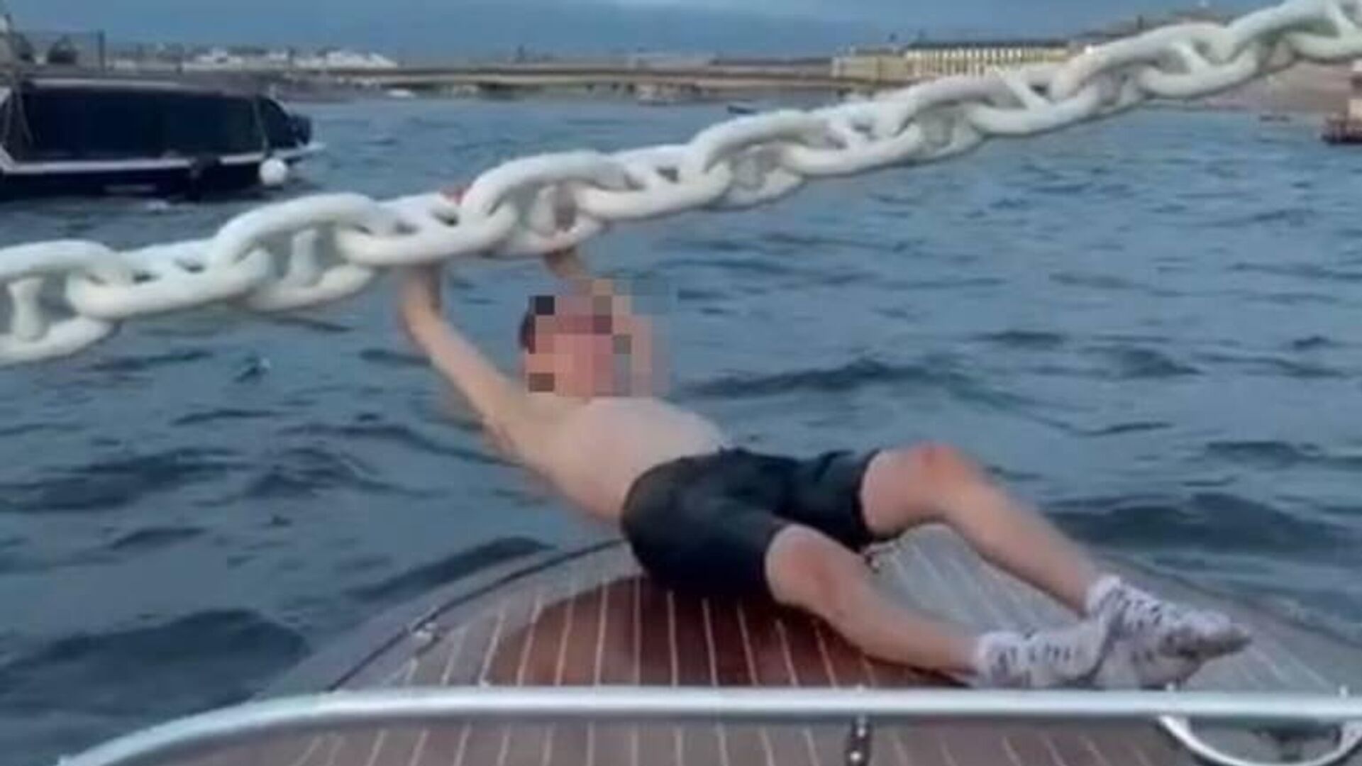 Мужчина повис на якорной цепи крейсера Аврора - РИА Новости, 1920, 22.07.2025