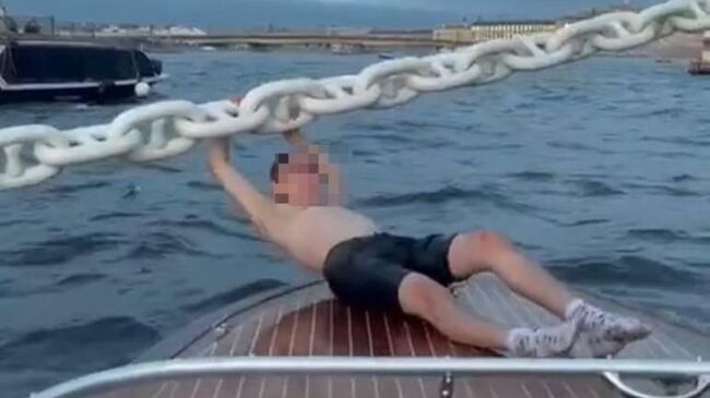 Мужчина повис на якорной цепи крейсера Аврора