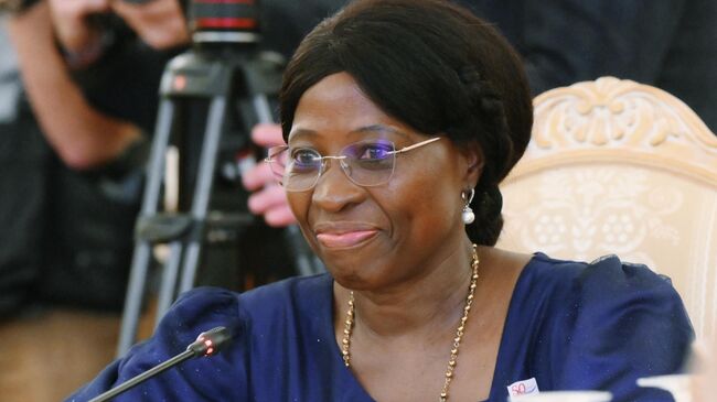 Министр иностранных дел Республики Мозамбик Мария душ Сантуш Лукаш во время встречи в Москве с министром иностранных дел РФ Сергеем Лавровым