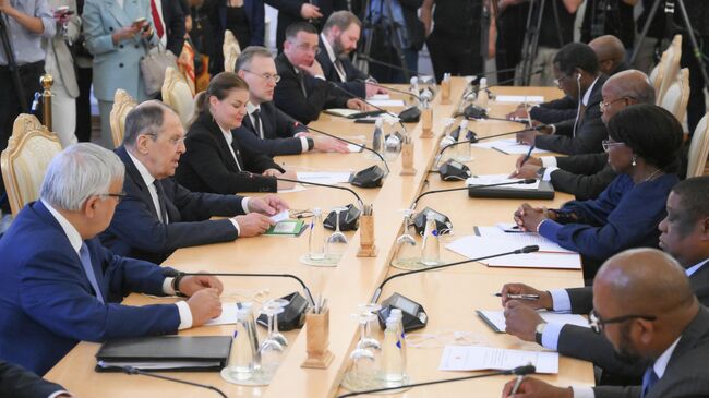 Министр иностранных дел РФ Сергей Лавров и министр иностранных дел Республики Мозамбик Мария душ Сантуш Лукаш во время встречи в Москве. 22 июля 2025 Министр иностранных дел РФ Сергей Лавров и министр иностранных дел Республики Мозамбик Мария душ Сантуш Лукаш во время встречи в Москве. 22 июля 2025