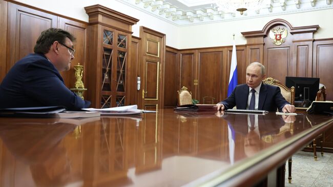 Президент РФ Владимир Путин и министр юстиции РФ Константин Чуйченко во время встречи Президент РФ Владимир Путин и министр юстиции РФ Константин Чуйченко во время встречи