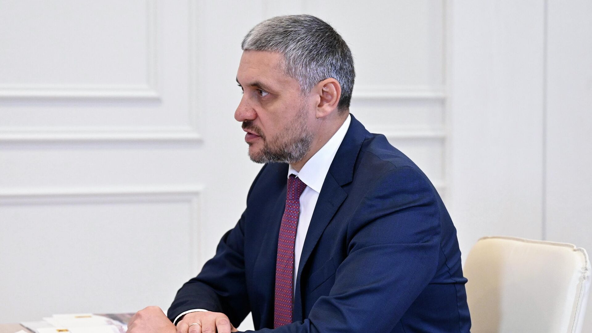 Губернатор Забайкальского края Александр Осипов во время встречи с председателем правительства РФ Михаилом Мишустиным в Чите - РИА Новости, 1920, 22.07.2025