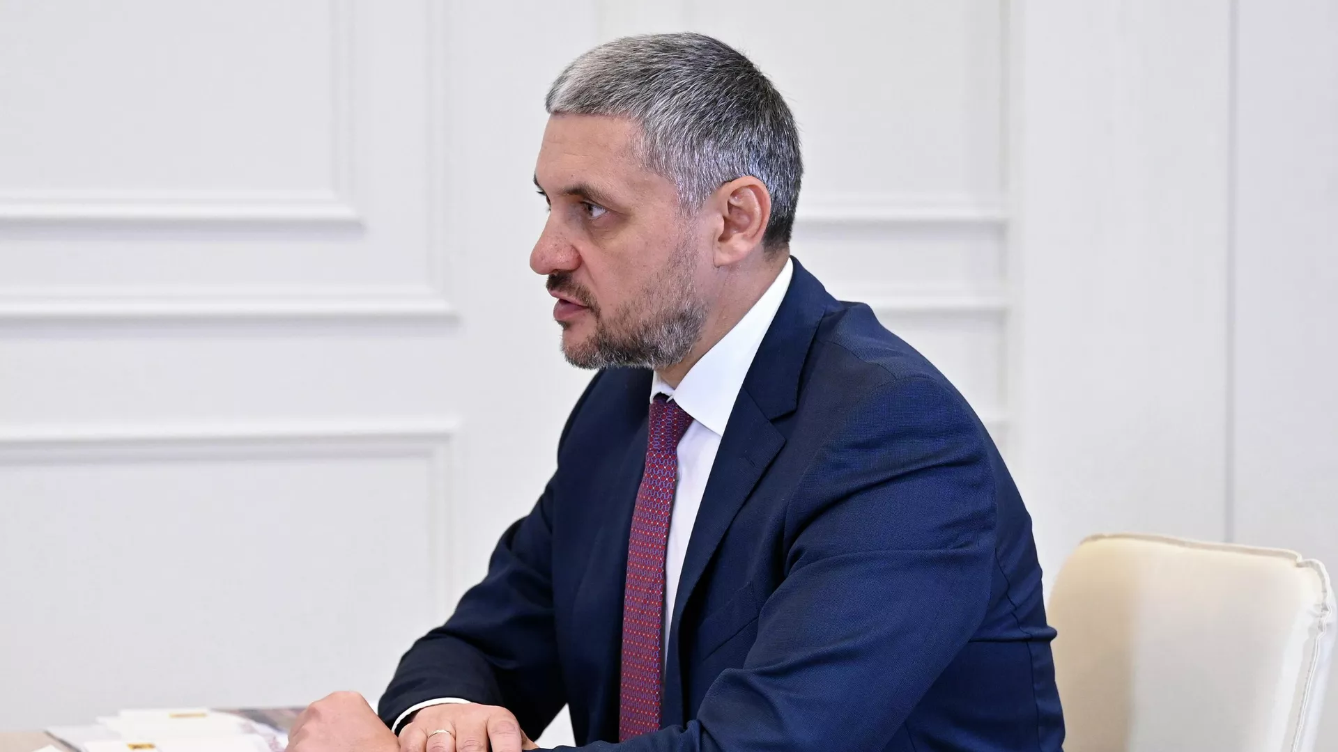 Губернатор Забайкальского края Александр Осипов во время встречи с председателем правительства РФ Михаилом Мишустиным в Чите - РИА Новости, 1920, 22.07.2025