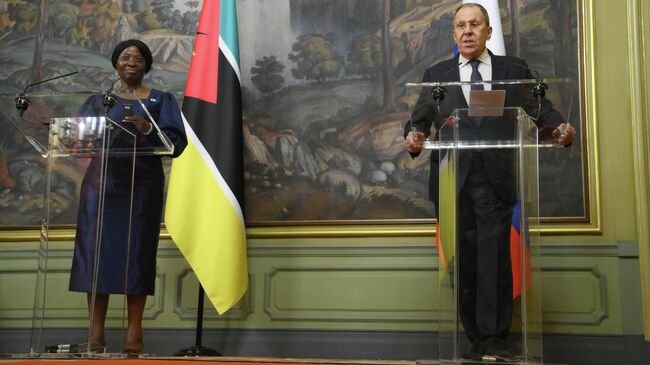 Министр иностранных дел РФ Сергей Лавров и министр иностранных дел Республики Мозамбик Мария душ Сантуш Лукаш на пресс-конференции по итогам встречи в Москве