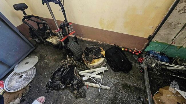 Последствия пожара в многоквартирном доме в Омске. 22 июля 2025