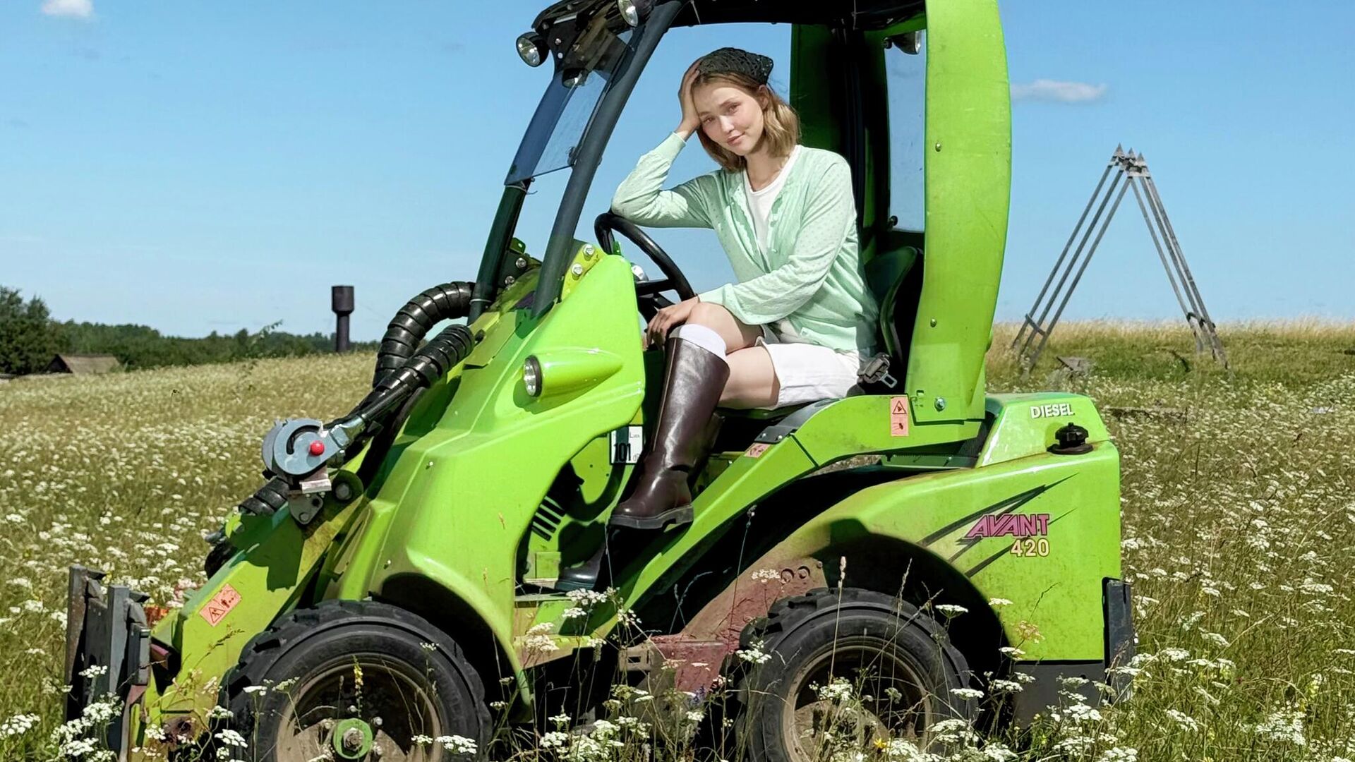 Сотрудники парфюмерно-косметической торговой сети Золотое яблоко посадили яблоневый сад в деревне Малый Турыш - РИА Новости, 1920, 22.07.2025