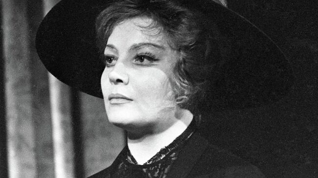 Заслуженная артистка РСФСР Татьяна Доронина в роли Маши в спектакле по пьесе А.П. Чехова Три сестры Заслуженная артистка РСФСР Татьяна Доронина в роли Маши в спектакле по пьесе А.П. Чехова Три сестры