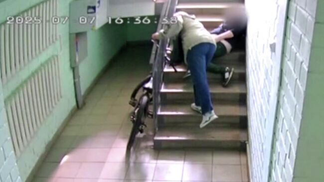 Пожилая женщина забрала у спящего в подъезде подростка мобильный телефон, кошелек и рюкзак