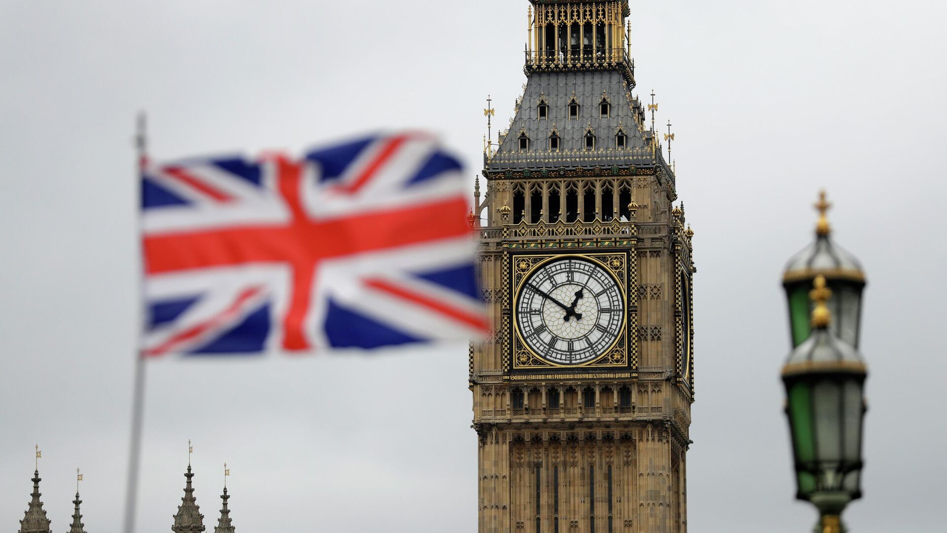 Флаги Великобритании на фоне Биг Бена в Лондоне Флаги Великобритании на фоне Биг Бена в Лондоне - РИА Новости, 1920, 26.09.2025
