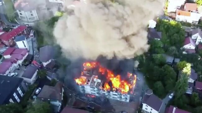 Дым на месте пожара в жилом доме на улице Альпийской в Сочи