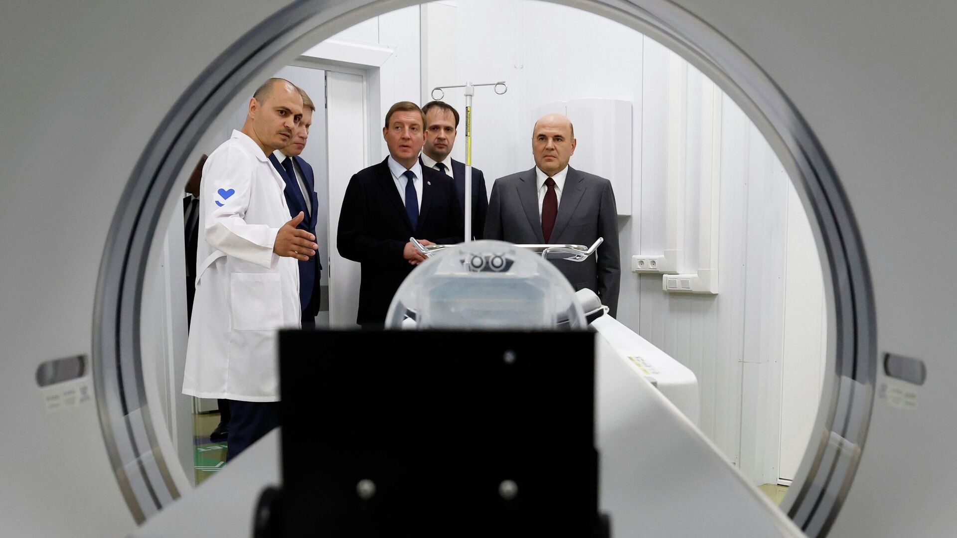 Председатель правительства РФ Михаил Мишустин во время посещения Республиканской больницы в Горно-Алтайске. 23 июля 2025 - РИА Новости, 1920, 23.07.2025