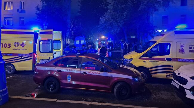 Автомобили скорой помощи рядом с многоквартирным домом на Мытной улице, где произошел пожар. 23 июля 2025