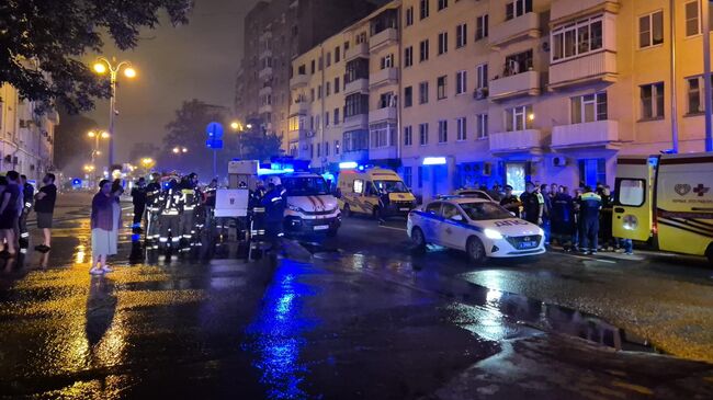 Экстренные службы на месте пожара в многоквартирном доме на Мытной улице в Москве. 23 июля 2025