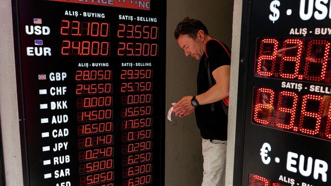 Мужчина в обменном пункте в Турции