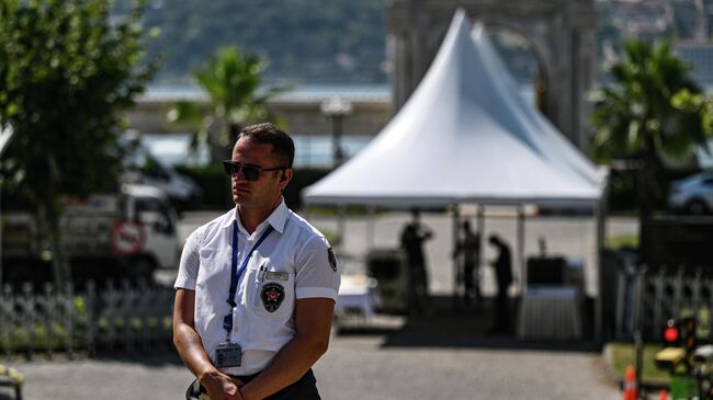 Обстановка у дворца Чираган в Стамбуле