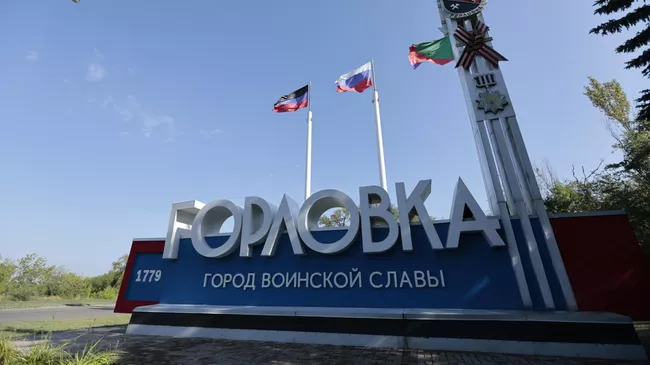 Стела при въезде в Горловку