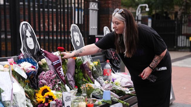 Фанаты рок-музыканта Оззи Осборна устроили импровизированный мемориал на скамейке Black Sabbath в Бирмингеме