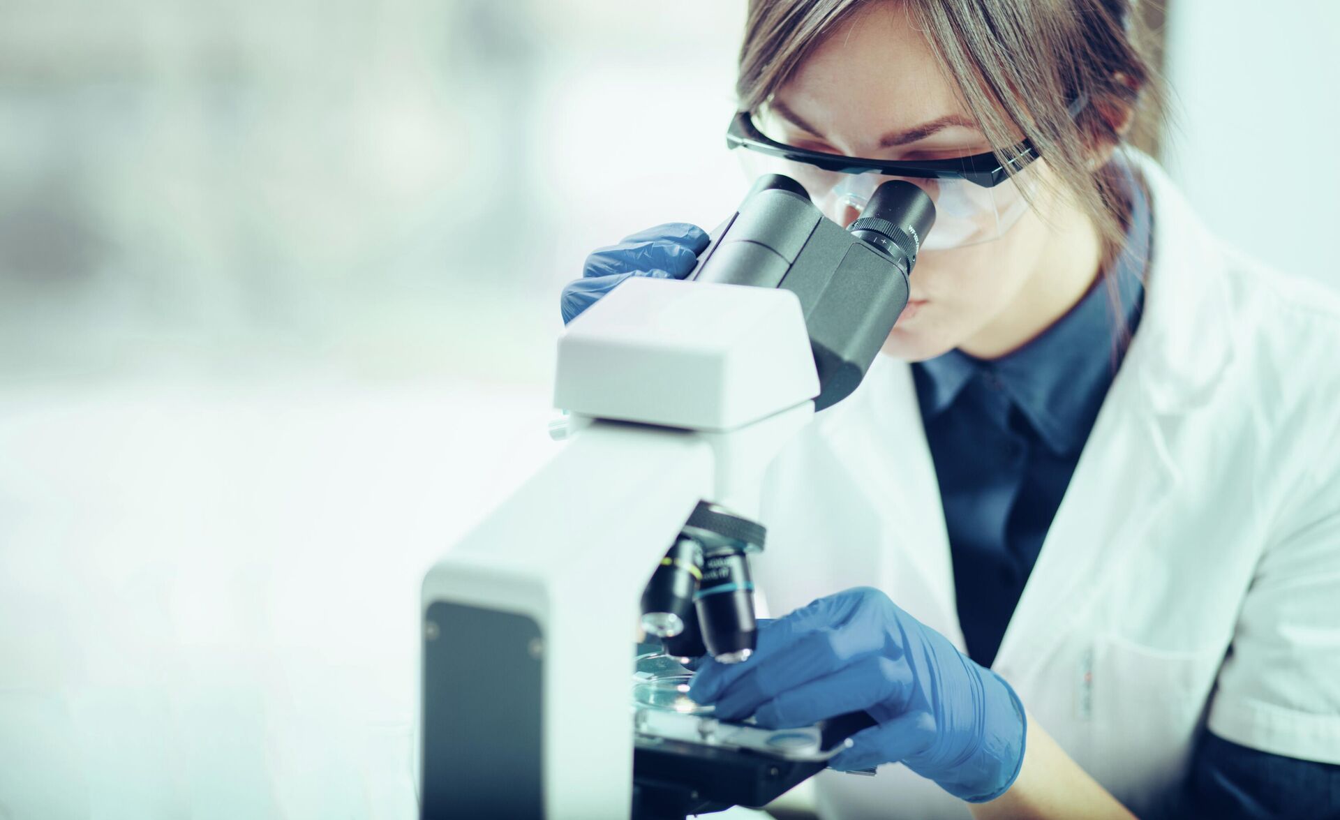 Ученый смотрит в микроскоп Ученый смотрит в микроскоп - РИА Новости, 1920, 15.08.2025