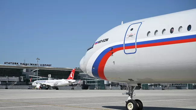 Самолет с российской делегацией на борту в аэропорту Стамбула