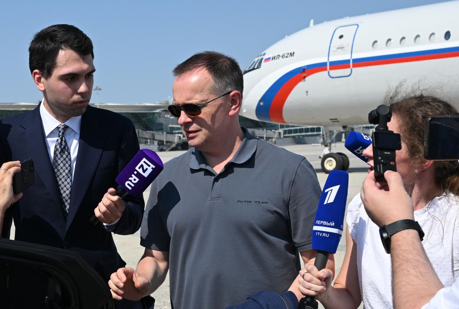 Помощник президента РФ Владимир Мединский в аэропорту Стамбула - РИА Новости, 1920, 23.07.2025