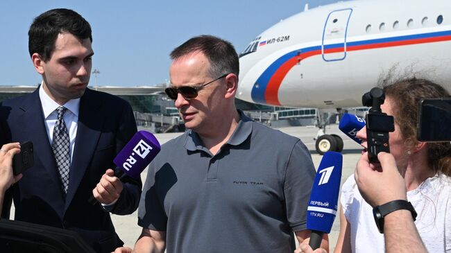 Помощник президента РФ Владимир Мединский в аэропорту Стамбула