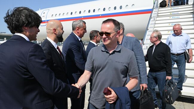 Помощник президента РФ Владимир Мединский в аэропорту Стамбула