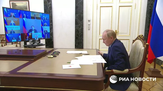 Путин спросил Шадаева, как будет работать закон о штрафах за поиск экстремистской информации