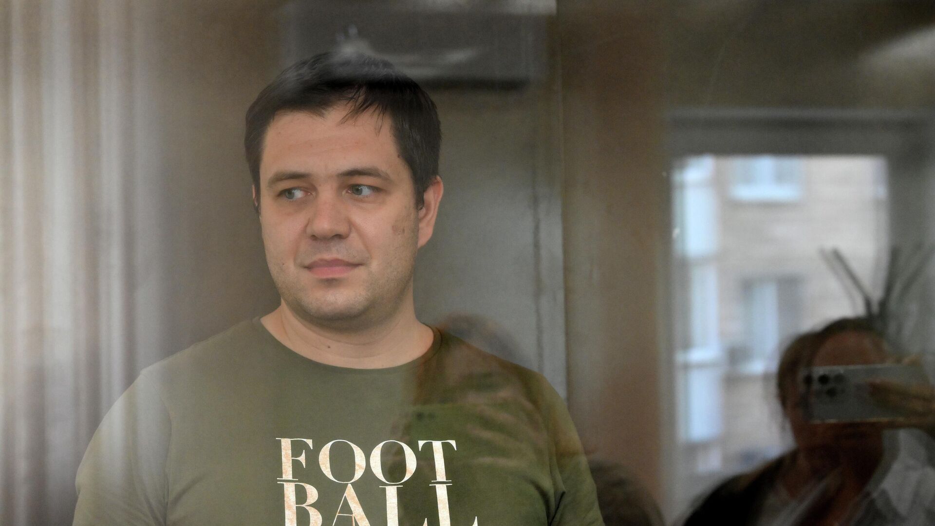 Главный редактор телеграм-канала Baza Глеб Трифонов, задержанный по обвинению в даче взятки, во время избрания ему меры пресечения в Замоскворецком суде - РИА Новости, 1920, 23.07.2025