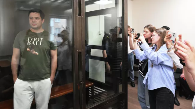 Главный редактор телеграм-канала Baza Глеб Трифонов, задержанный по обвинению в даче взятки, во время избрания ему меры пресечения в Замоскворецком суде