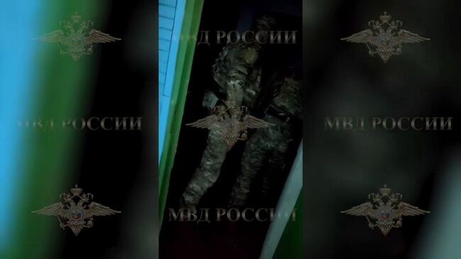 Кадры задержания полицейских, которые, по версии следствия, передавали информацию Telegram-каналу Baza