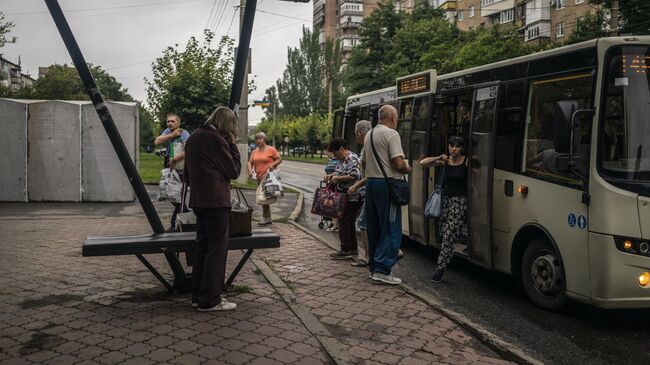 Люди на остановке в Краматорске