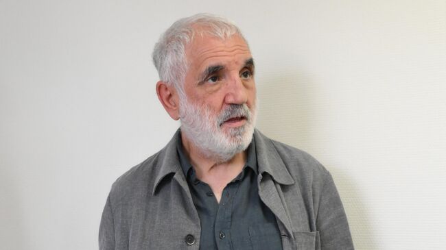 Медиаменеджер, журналист Арам Габрелянов в Замоскворецком районном суде Москвы во время избрания меры пресечения главному редактору телеграм-канала Baza Глебу Трифонову. 23 июля 2025