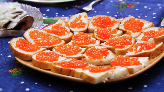 Бутерброды с красной икрой