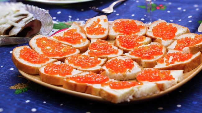 Бутерброды с красной икрой