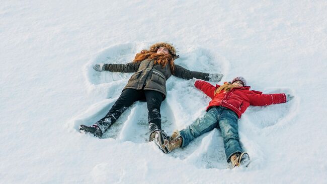 Семья валяется в снегу