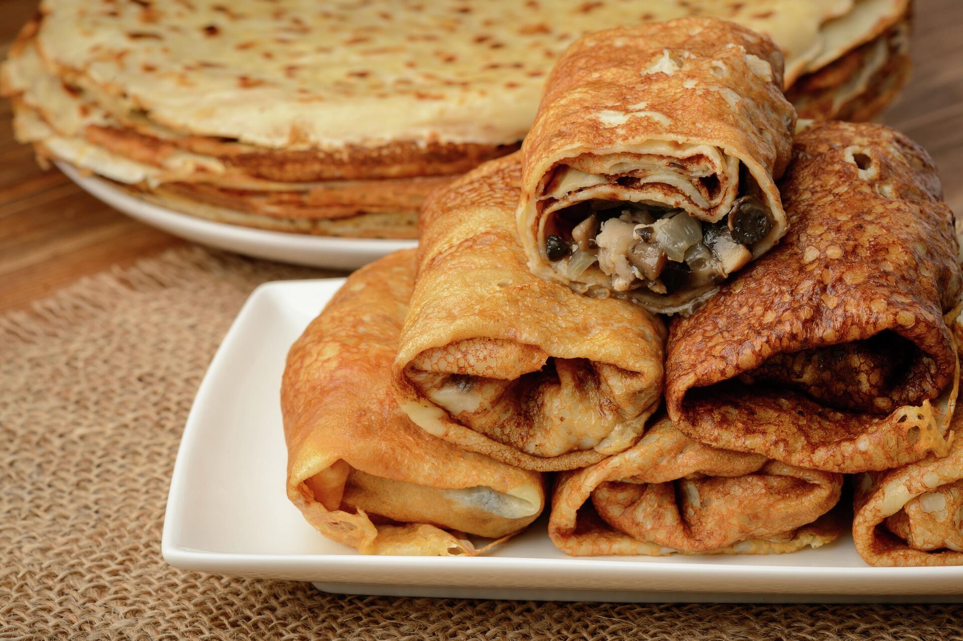 Блины с начинкой из курицы и грибов - РИА Новости, 1920, 12.02.2024