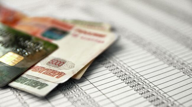 Российские рубли и кредитная карта на бумажной форме кредитного соглашения с графиком погашения кредита