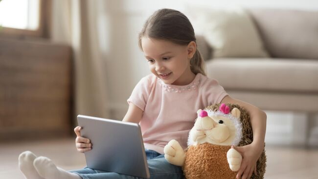 Девочка с планшетом