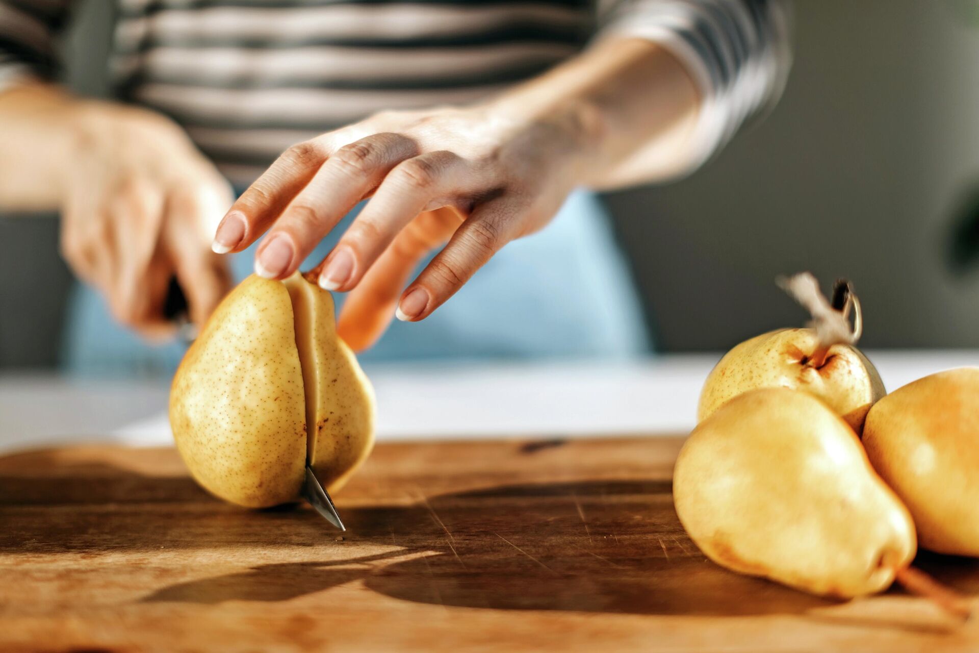 Девушка режет грушу - РИА Новости, 1920, 27.12.2024