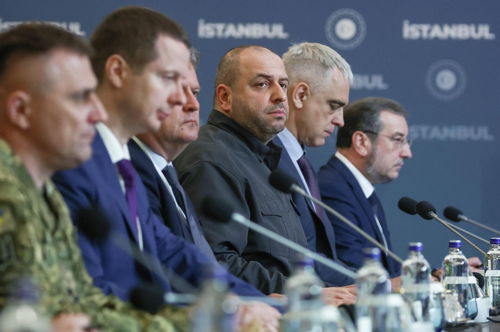 Украинская делегация на переговорах с представителями России во дворце Чираган в Стамбуле - РИА Новости, 1920, 23.07.2025