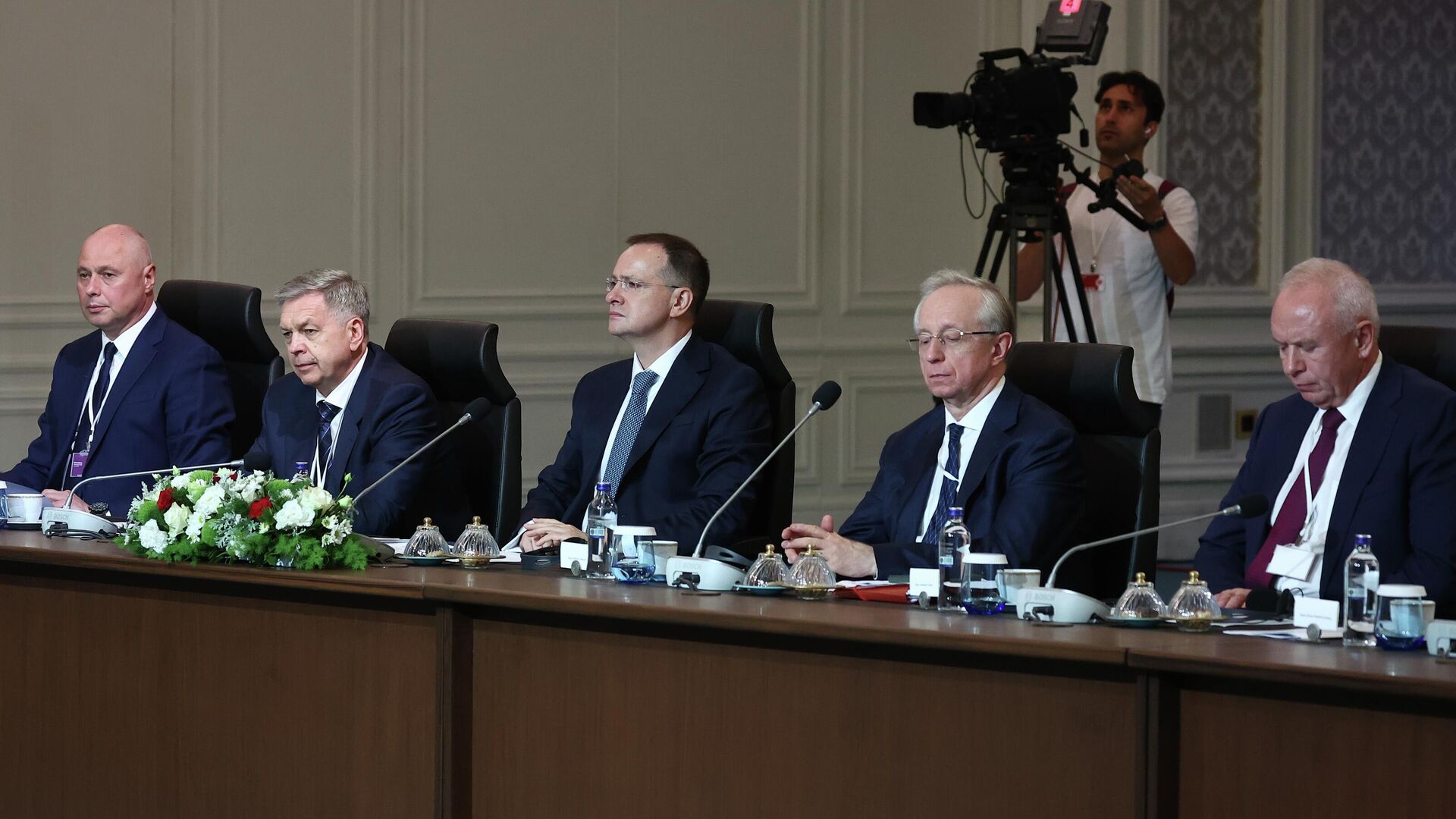 Российская делегация на переговорах с представителями Украины во дворце Чираган в Стамбуле - РИА Новости, 1920, 23.07.2025