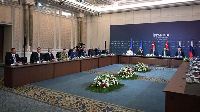 Украинская делегация на переговорах с представителями России во дворце Чираган в Стамбуле