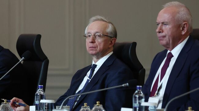 Заместитель министра иностранных дел РФ Михаил Галузин и заместитель министра обороны РФ Александр Фомин на переговорах с представителями Украины во дворце Чираган в Стамбуле Заместитель министра иностранных дел РФ Михаил Галузин и заместитель министра обороны РФ Александр Фомин на переговорах с представителями Украины во дворце Чираган в Стамбуле