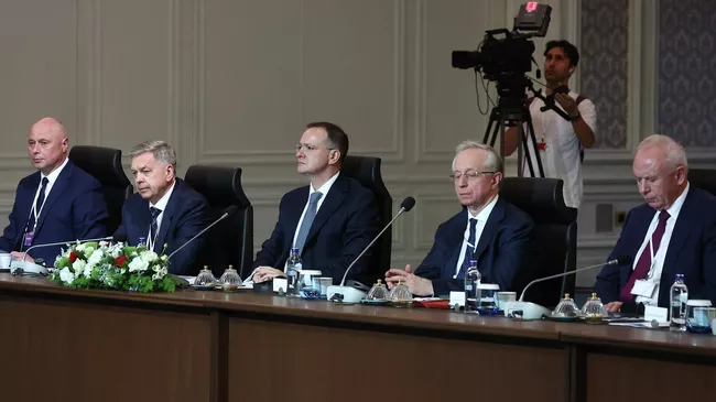 Российская делегация выступает с заявлением по итогам переговоров с Украиной в Стамбуле