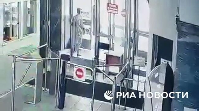 Работник завода в Петербурге бьет женщину лучной стрелой