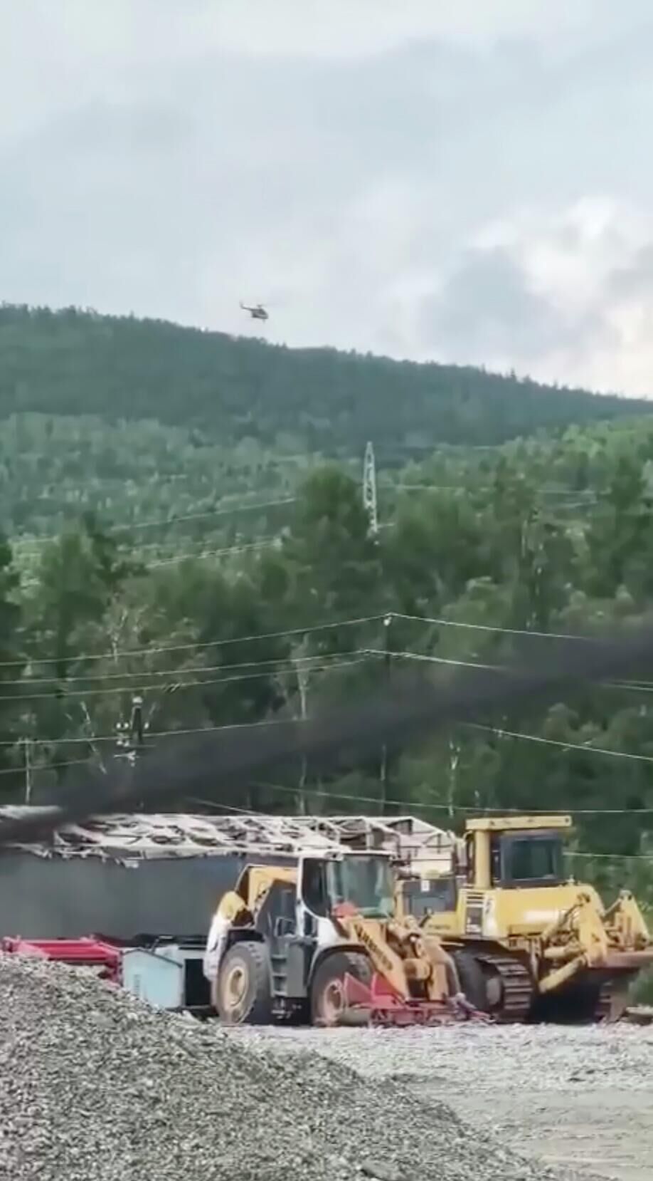Вертолет МЧС в районе исчезновения самолета Ан-24 в Амурской области - РИА Новости, 1920, 24.07.2025