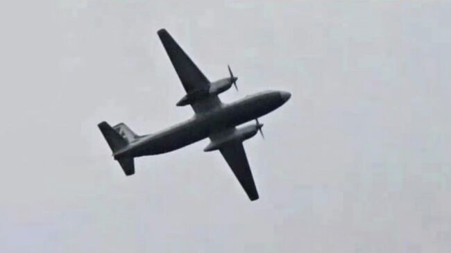 Кадр видео, на котором, предположительно, самолет авиакомпании Ангара Ан-24 уходит на запасной круг в Приамурье